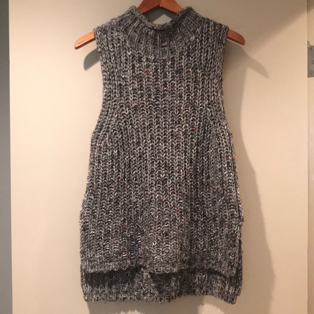 Sleeveless turtle neck sweater
